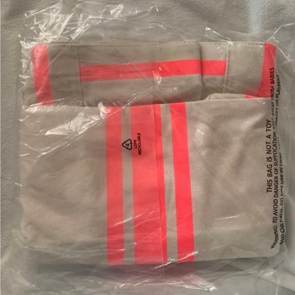 VS Beach Bag - Picture 3 of 4